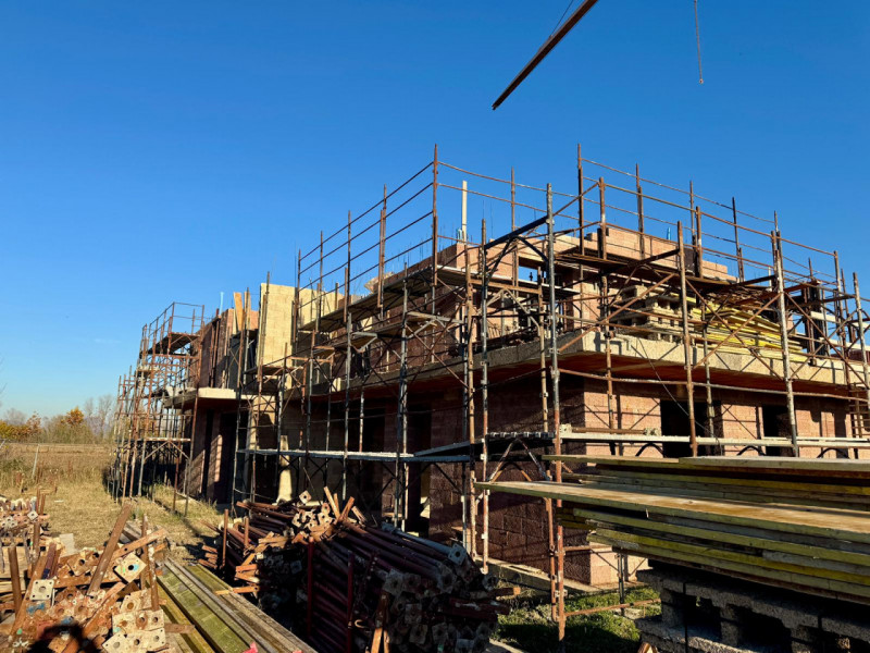 COMPOSIZIONE:
Trifamiliare di nuova costruzione, sviluppata su due livelli: ampia zona giorno con...