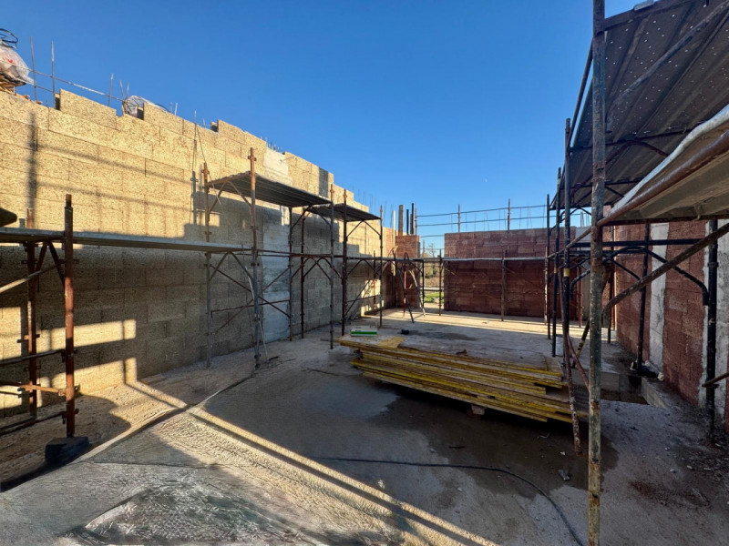 COMPOSIZIONE:
Trifamiliare di nuova costruzione, sviluppata su due livelli: ampia zona giorno con...