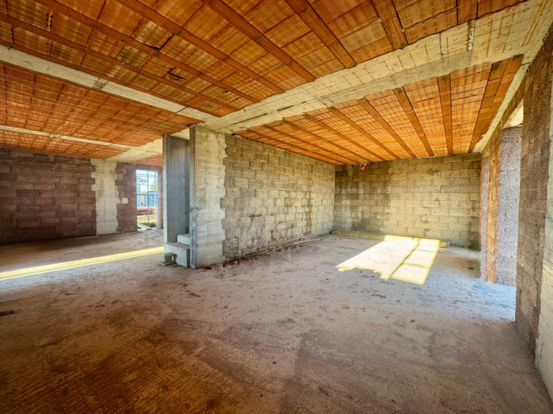 COMPOSIZIONE:
Trifamiliare di nuova costruzione, sviluppata su due livelli: ampia zona giorno con...