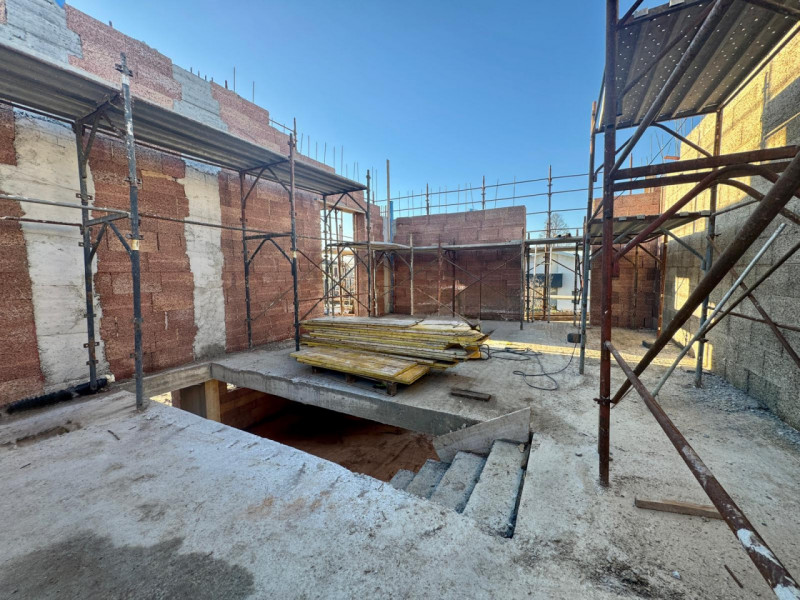 COMPOSIZIONE:
Trifamiliare di nuova costruzione, sviluppata su due livelli: ampia zona giorno con...