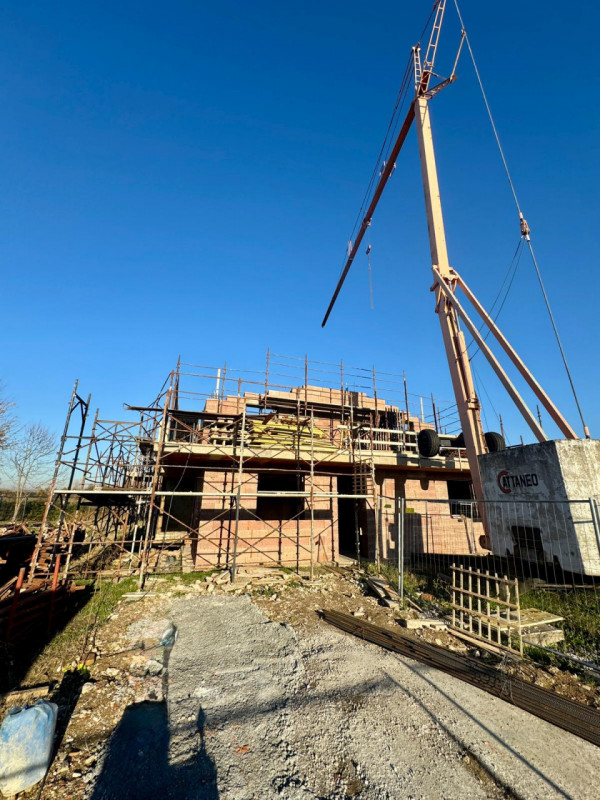 COMPOSIZIONE:
Trifamiliare di nuova costruzione, sviluppata su due livelli: ampia zona giorno con...