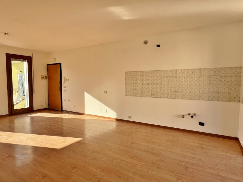 GRAZIOSO BICAMERE BISERVIZI CON TERRAZZO E GARAGE IN VENDITA A VICENZA SANTA BERTILLA - RIF. 8304...