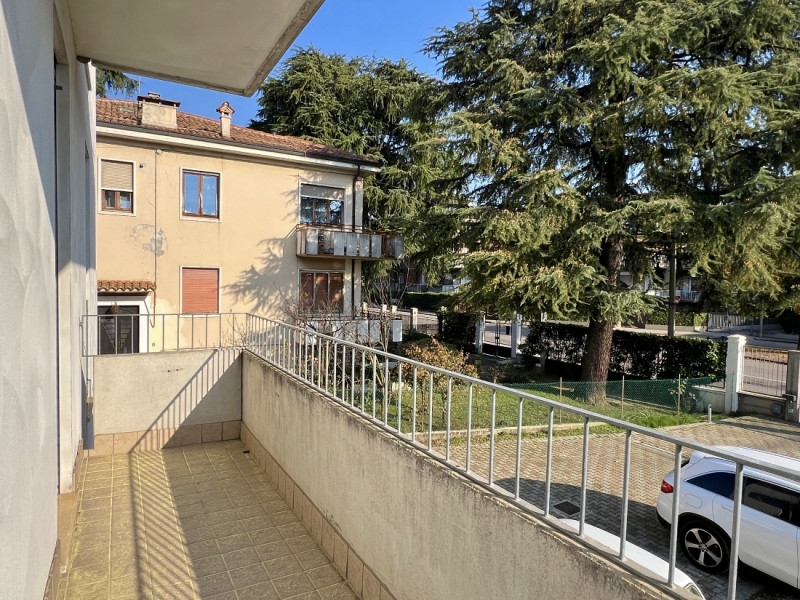 GRAZIOSO BICAMERE BISERVIZI CON TERRAZZO E GARAGE IN VENDITA A VICENZA SANTA BERTILLA - RIF. 8304...
