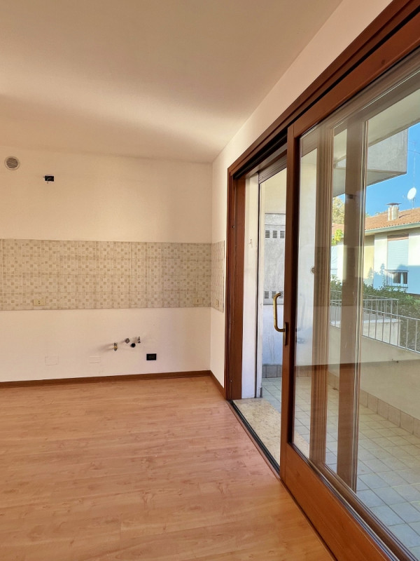 GRAZIOSO BICAMERE BISERVIZI CON TERRAZZO E GARAGE IN VENDITA A VICENZA SANTA BERTILLA - RIF. 8304...