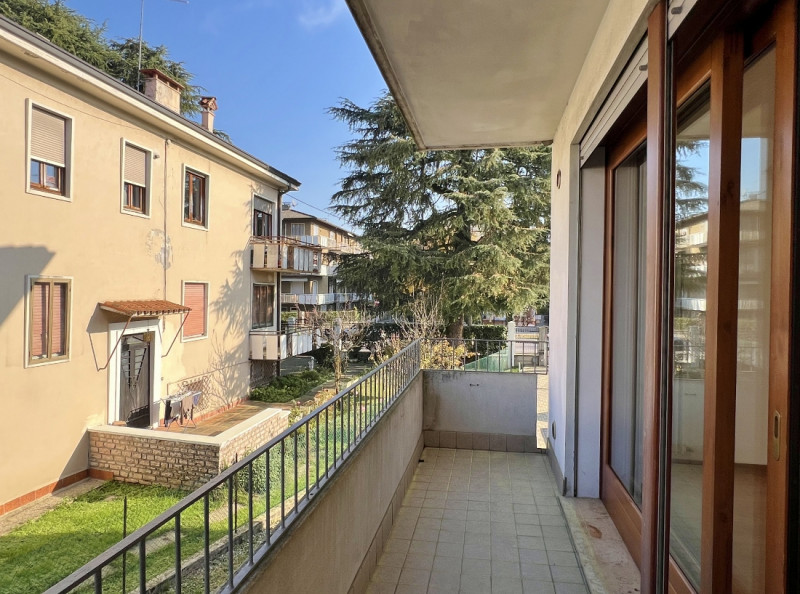 GRAZIOSO BICAMERE BISERVIZI CON TERRAZZO E GARAGE IN VENDITA A VICENZA SANTA BERTILLA - RIF. 8304...