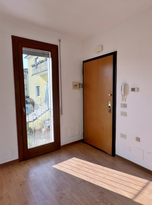 GRAZIOSO BICAMERE BISERVIZI CON TERRAZZO E GARAGE IN VENDITA A VICENZA SANTA BERTILLA - RIF. 8304...