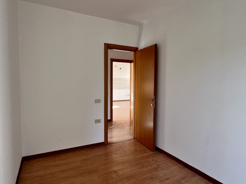 GRAZIOSO BICAMERE BISERVIZI CON TERRAZZO E GARAGE IN VENDITA A VICENZA SANTA BERTILLA - RIF. 8304...