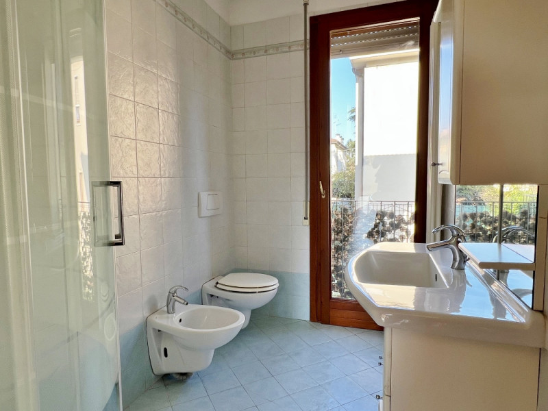 GRAZIOSO BICAMERE BISERVIZI CON TERRAZZO E GARAGE IN VENDITA A VICENZA SANTA BERTILLA - RIF. 8304...