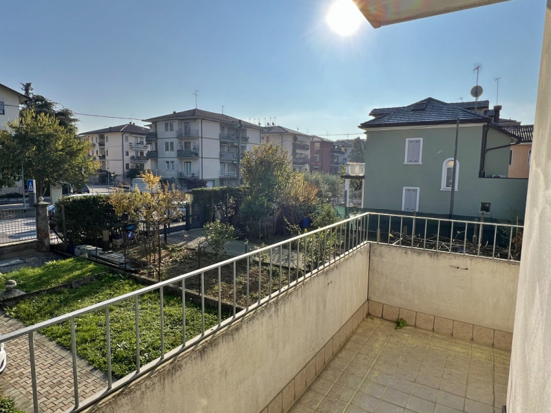 GRAZIOSO BICAMERE BISERVIZI CON TERRAZZO E GARAGE IN VENDITA A VICENZA SANTA BERTILLA - RIF. 8304...