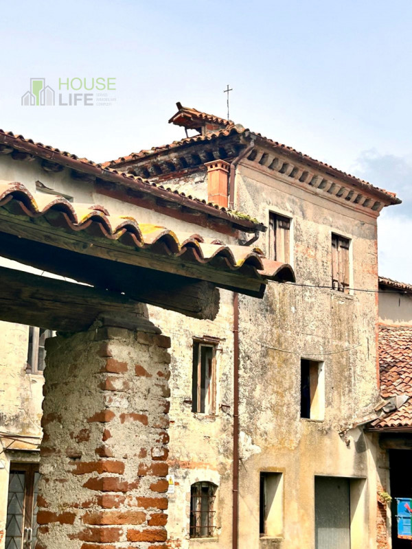 BREGANZE: in zona di campagna circondata da vigneti, casale affiancato da ristrutturare di c.a. 3...