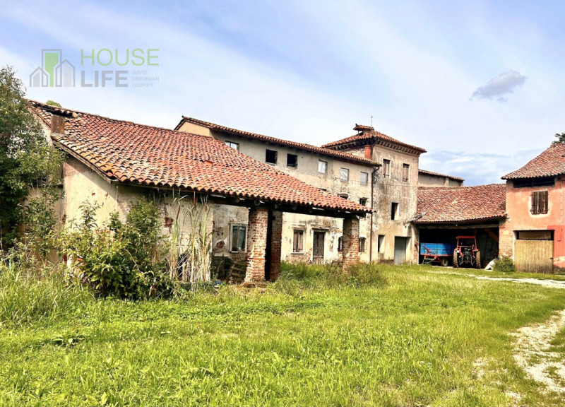 BREGANZE: in zona di campagna circondata da vigneti, casale affiancato da ristrutturare di c.a. 3...
