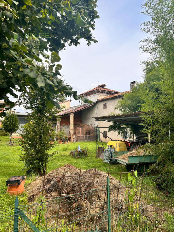 BREGANZE: in zona di campagna circondata da vigneti, casale affiancato da ristrutturare di c.a. 3...