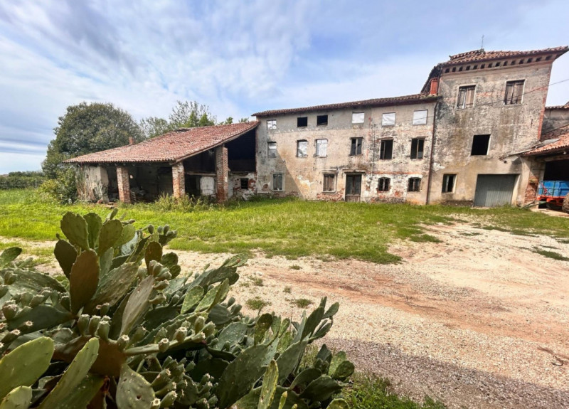 BREGANZE: in zona di campagna circondata da vigneti, casale affiancato da ristrutturare di c.a. 3...