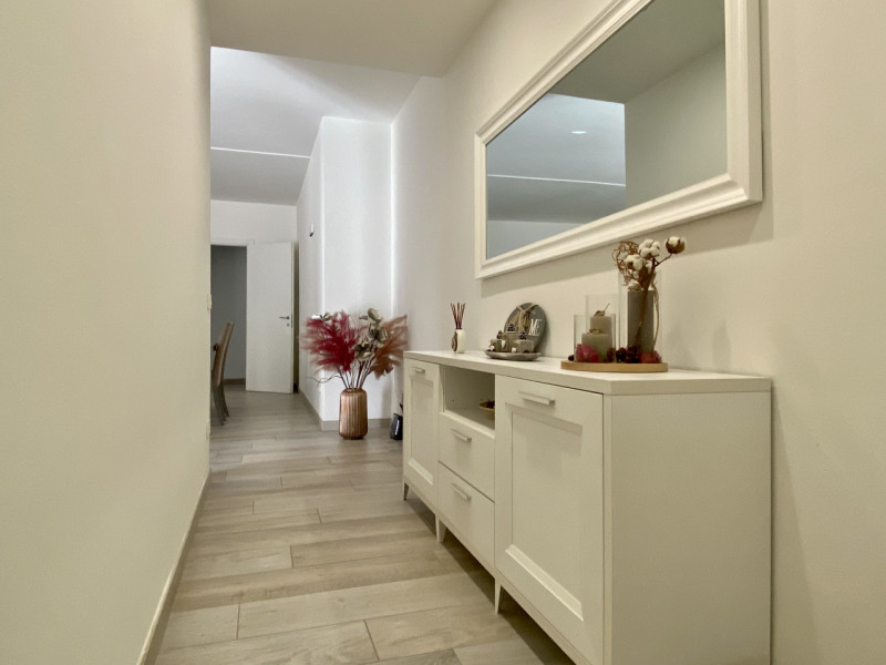 A Sandrigo, in una tranquilla via chiusa al traffico e a pochi passi dal centro, sorge questo ele...