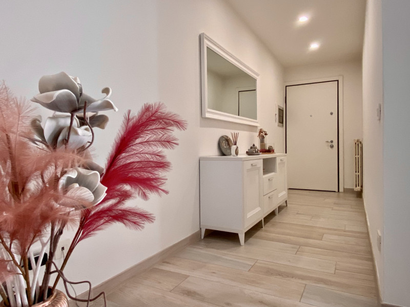 A Sandrigo, in una tranquilla via chiusa al traffico e a pochi passi dal centro, sorge questo ele...