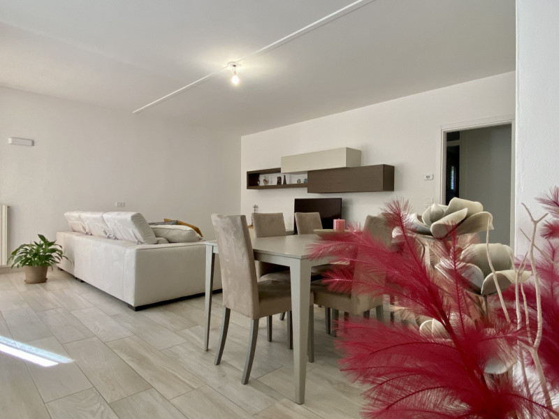 A Sandrigo, in una tranquilla via chiusa al traffico e a pochi passi dal centro, sorge questo ele...