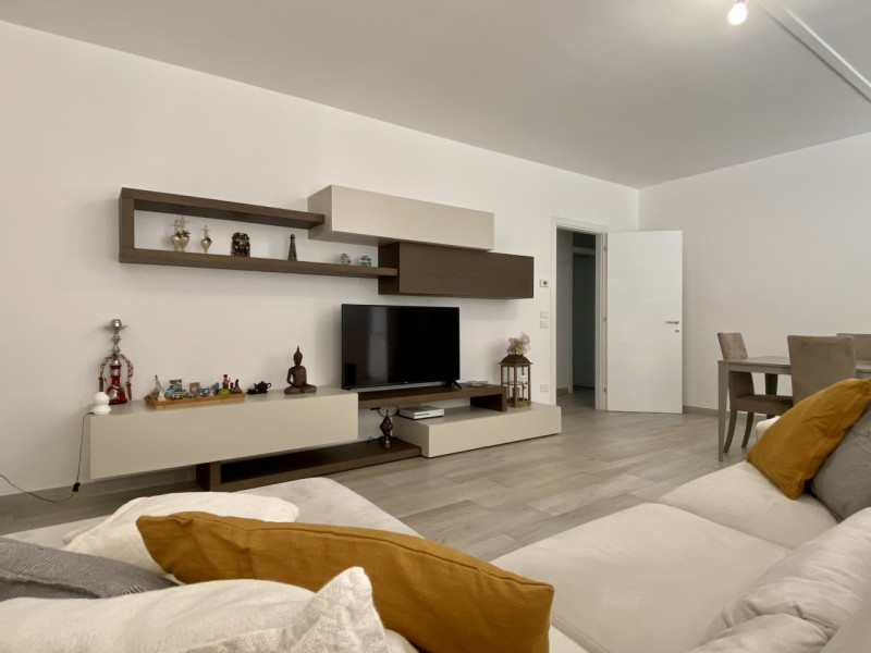 A Sandrigo, in una tranquilla via chiusa al traffico e a pochi passi dal centro, sorge questo ele...