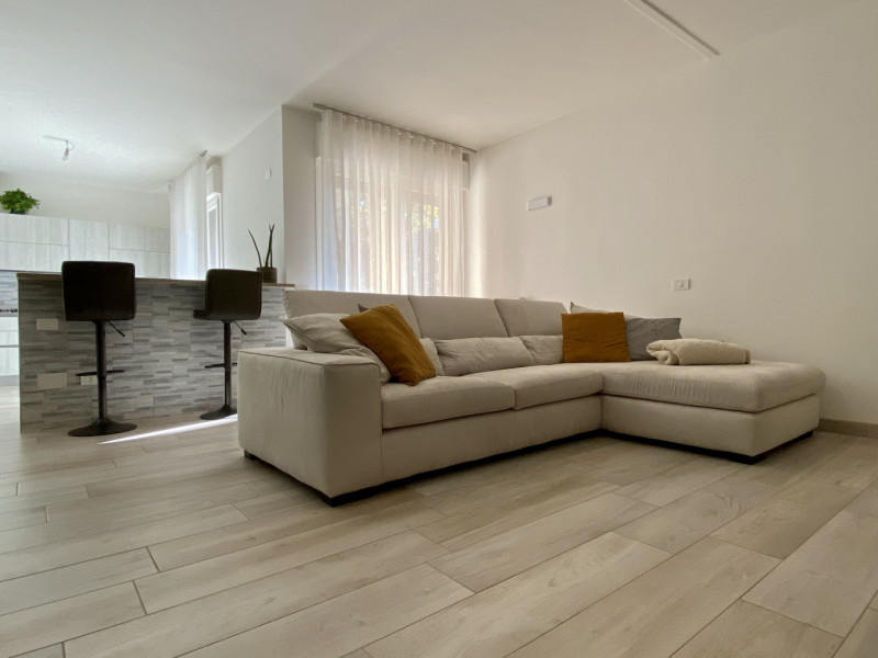 A Sandrigo, in una tranquilla via chiusa al traffico e a pochi passi dal centro, sorge questo ele...