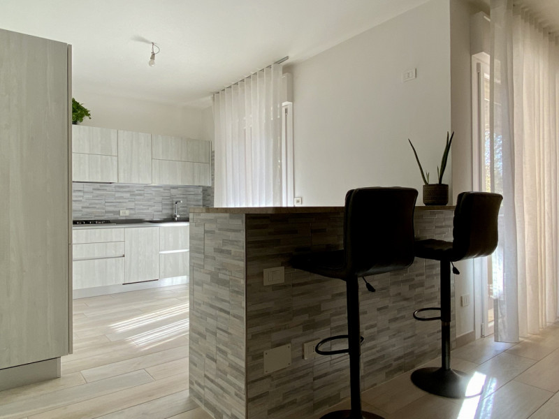 A Sandrigo, in una tranquilla via chiusa al traffico e a pochi passi dal centro, sorge questo ele...