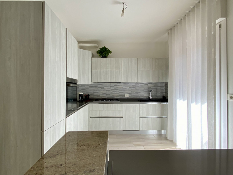 A Sandrigo, in una tranquilla via chiusa al traffico e a pochi passi dal centro, sorge questo ele...