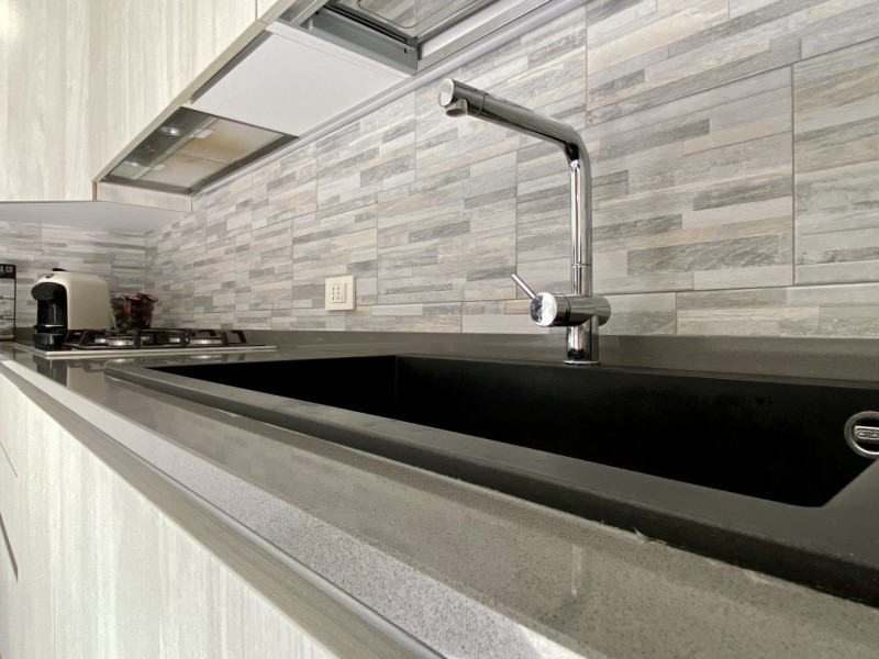 A Sandrigo, in una tranquilla via chiusa al traffico e a pochi passi dal centro, sorge questo ele...