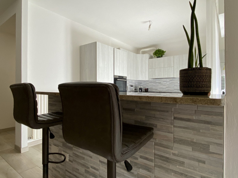 A Sandrigo, in una tranquilla via chiusa al traffico e a pochi passi dal centro, sorge questo ele...