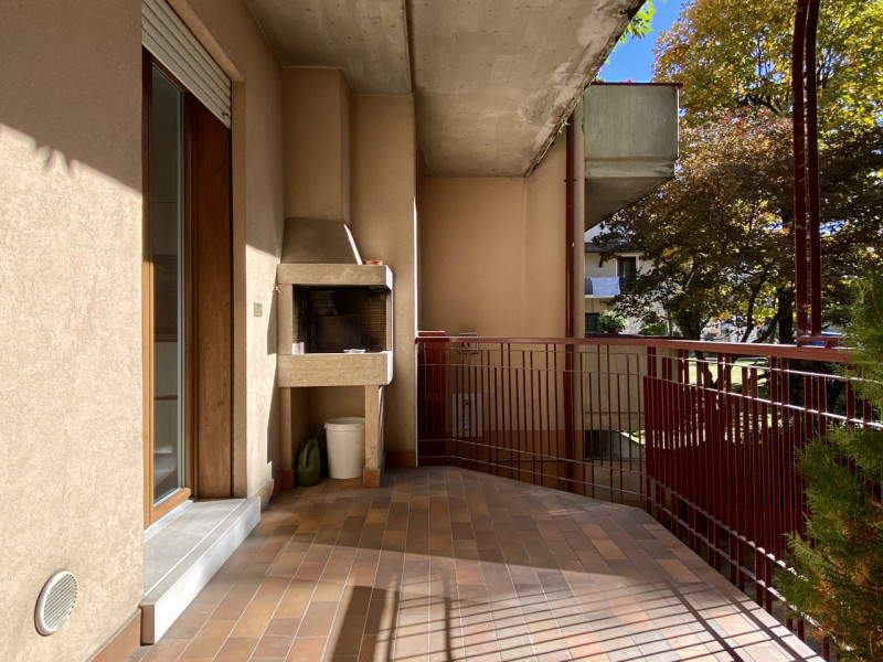 A Sandrigo, in una tranquilla via chiusa al traffico e a pochi passi dal centro, sorge questo ele...