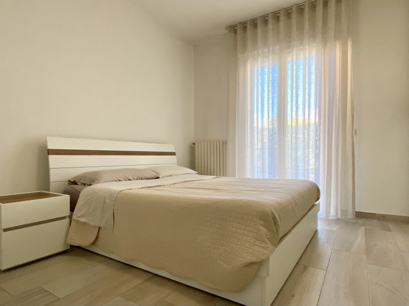 A Sandrigo, in una tranquilla via chiusa al traffico e a pochi passi dal centro, sorge questo ele...