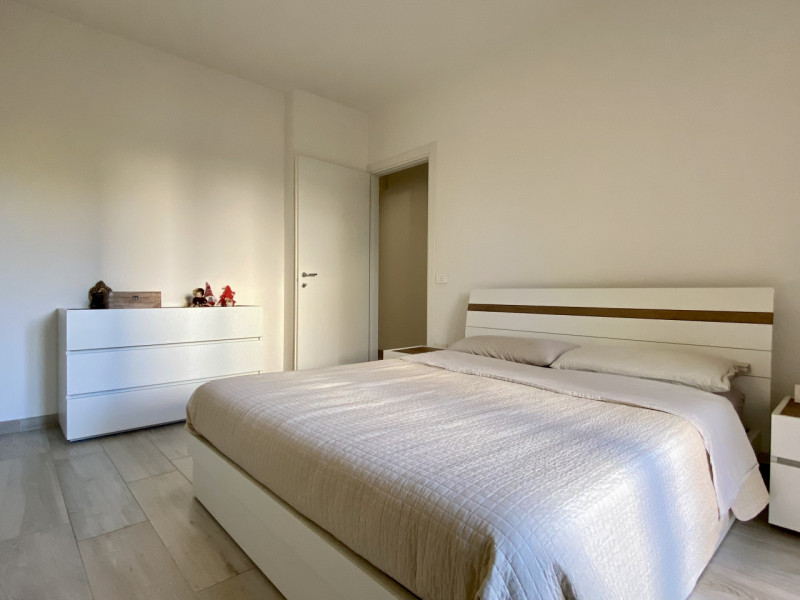 A Sandrigo, in una tranquilla via chiusa al traffico e a pochi passi dal centro, sorge questo ele...