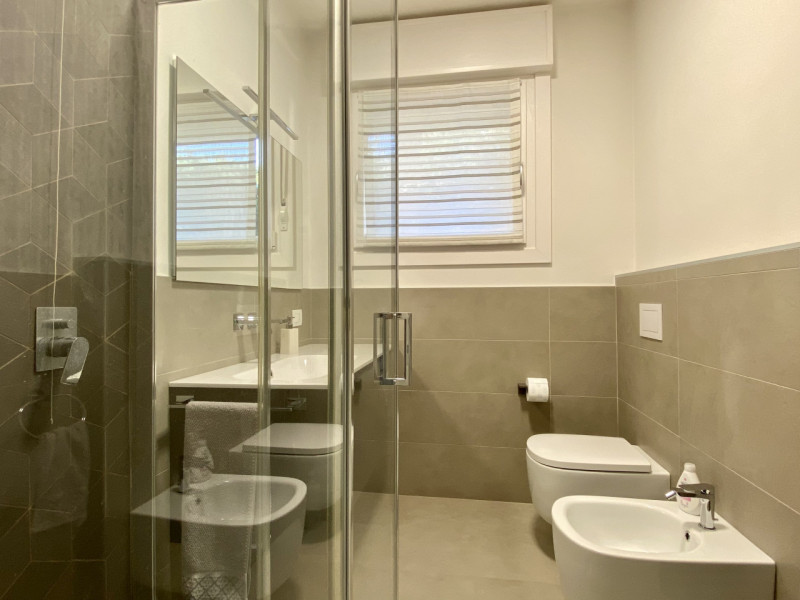 A Sandrigo, in una tranquilla via chiusa al traffico e a pochi passi dal centro, sorge questo ele...