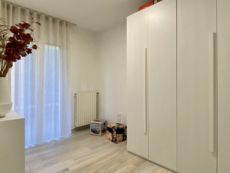 A Sandrigo, in una tranquilla via chiusa al traffico e a pochi passi dal centro, sorge questo ele...