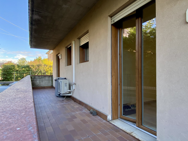 A Sandrigo, in una tranquilla via chiusa al traffico e a pochi passi dal centro, sorge questo ele...