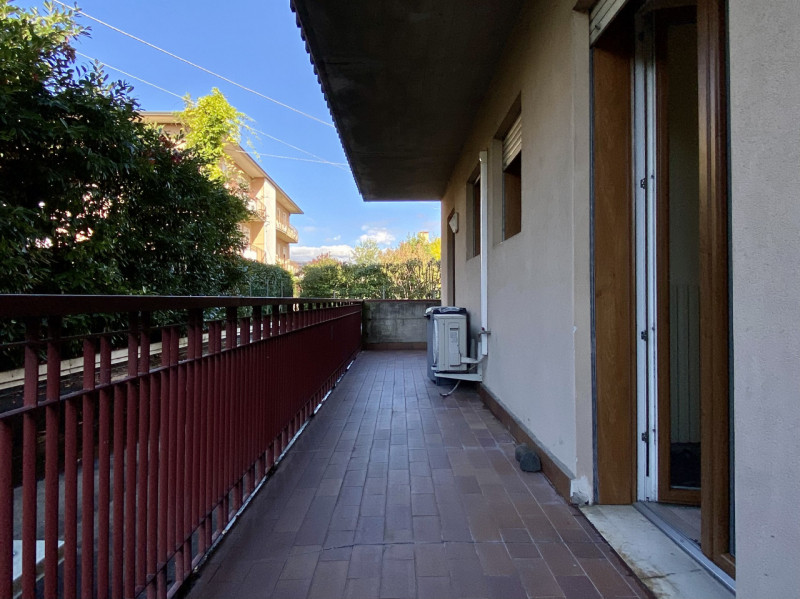 A Sandrigo, in una tranquilla via chiusa al traffico e a pochi passi dal centro, sorge questo ele...