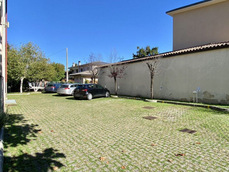 A Sandrigo, in una tranquilla via chiusa al traffico e a pochi passi dal centro, sorge questo ele...