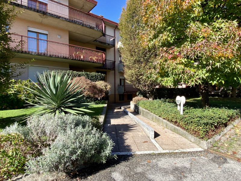 A Sandrigo, in una tranquilla via chiusa al traffico e a pochi passi dal centro, sorge questo ele...