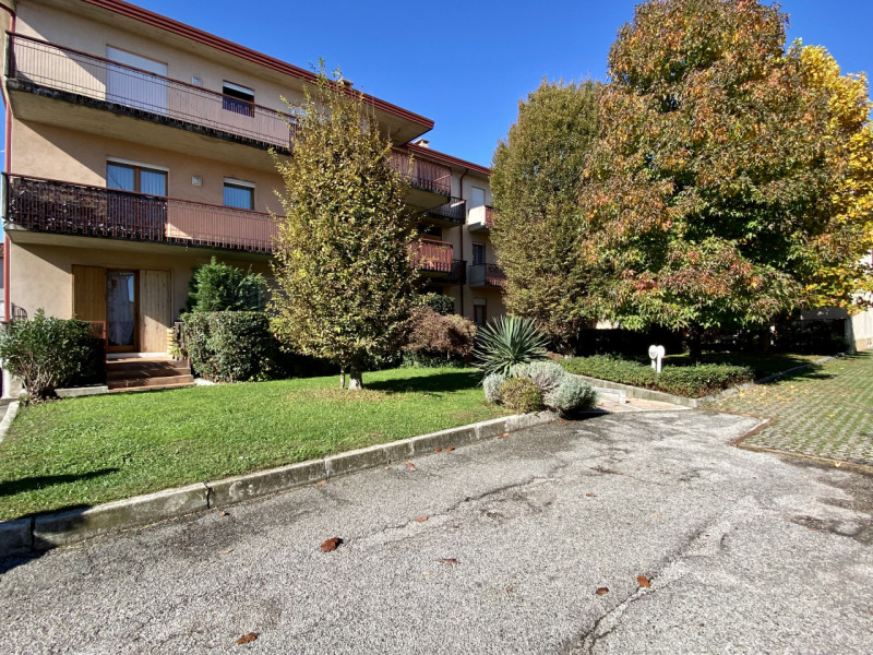 A Sandrigo, in una tranquilla via chiusa al traffico e a pochi passi dal centro, sorge questo ele...