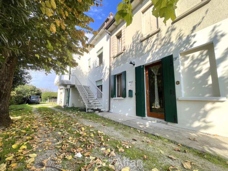 Proponiamo in vendita interessante abitazione (attualmente un'unica unità immobiliare) con possib...