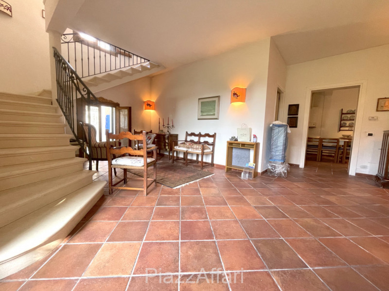 Proponiamo in vendita interessante abitazione (attualmente un'unica unità immobiliare) con possib...