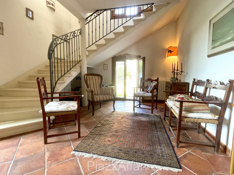 Proponiamo in vendita interessante abitazione (attualmente un'unica unità immobiliare) con possib...