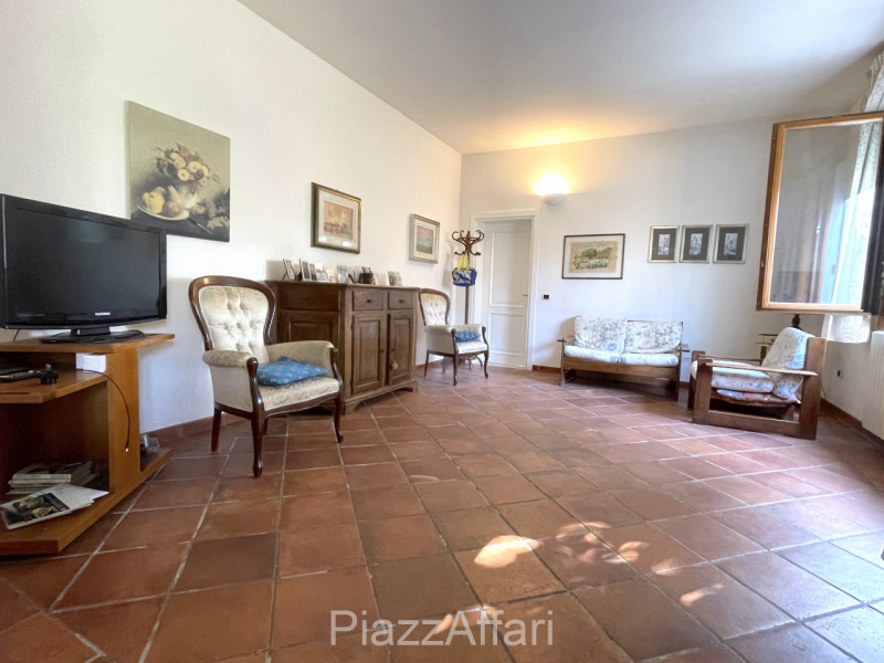 Proponiamo in vendita interessante abitazione (attualmente un'unica unità immobiliare) con possib...