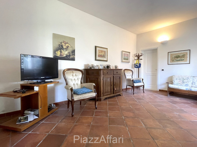 Proponiamo in vendita interessante abitazione (attualmente un'unica unità immobiliare) con possib...