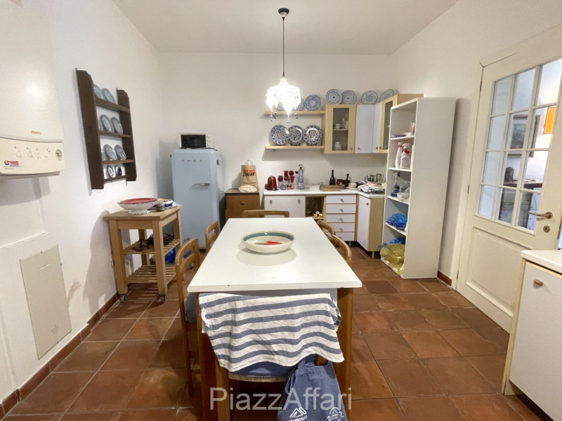 Proponiamo in vendita interessante abitazione (attualmente un'unica unità immobiliare) con possib...