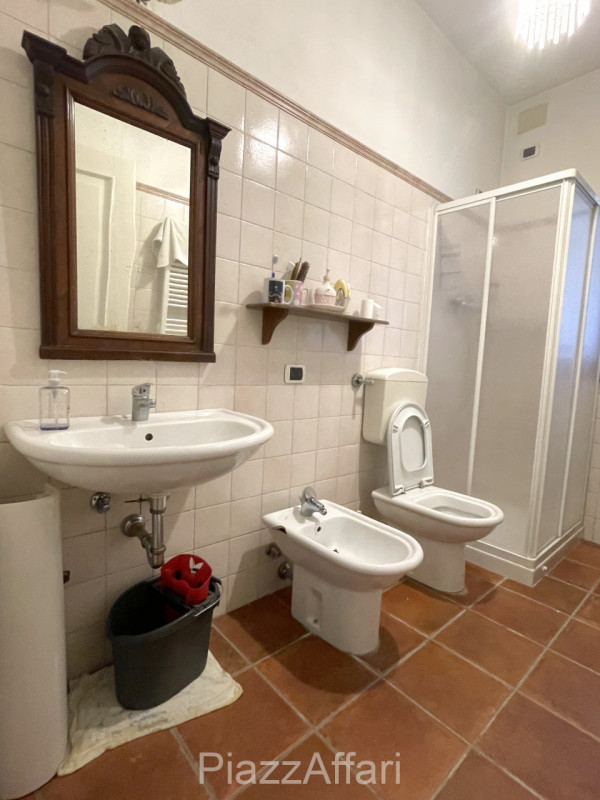 Proponiamo in vendita interessante abitazione (attualmente un'unica unità immobiliare) con possib...