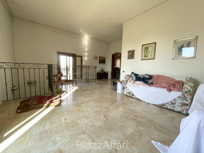 Proponiamo in vendita interessante abitazione (attualmente un'unica unità immobiliare) con possib...