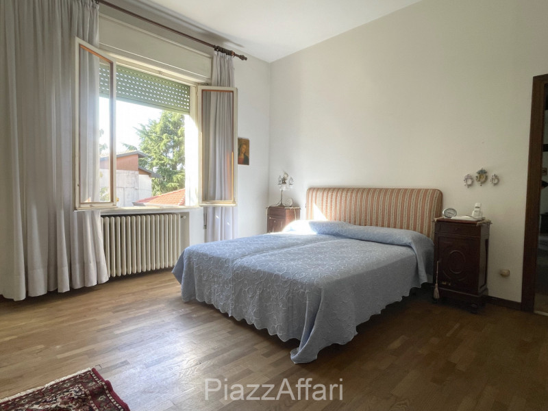 Proponiamo in vendita interessante abitazione (attualmente un'unica unità immobiliare) con possib...