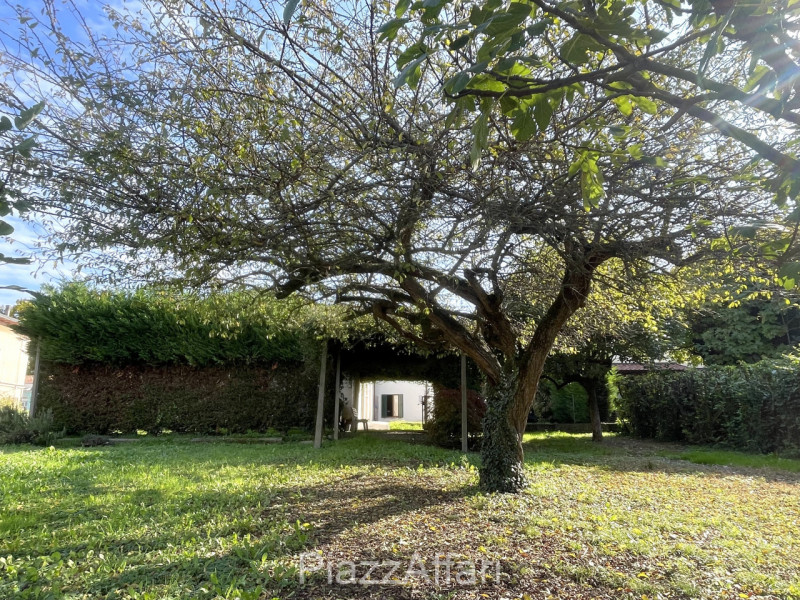 Proponiamo in vendita interessante abitazione (attualmente un'unica unità immobiliare) con possib...