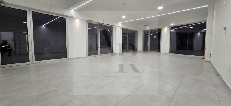 Venezia- Loc. Mestre/Via Castellana: Proponiamo in locazione, su strada di forte passaggio in con...