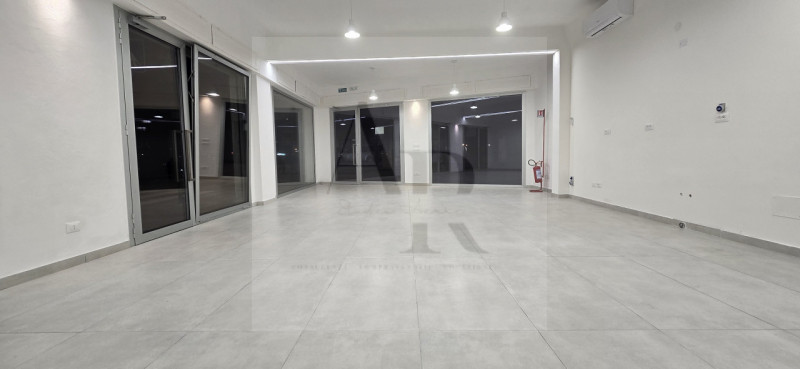 Venezia- Loc. Mestre/Via Castellana: Proponiamo in locazione, su strada di forte passaggio in con...