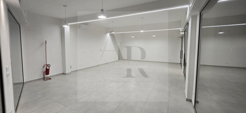 Venezia- Loc. Mestre/Via Castellana: Proponiamo in locazione, su strada di forte passaggio in con...