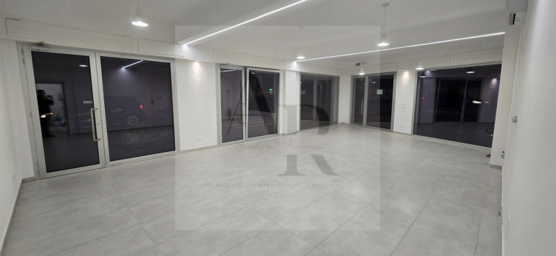 Venezia- Loc. Mestre/Via Castellana: Proponiamo in locazione, su strada di forte passaggio in con...